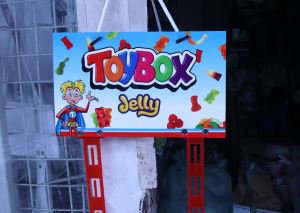 Hanger dây nhựa treo quảng cáo Toybox